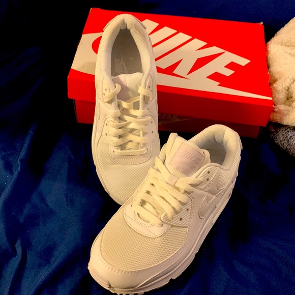 BEAUTIFUL BNIB NIKE AIR SIZE 9.5 SNEAKER - Picture 2 of 9